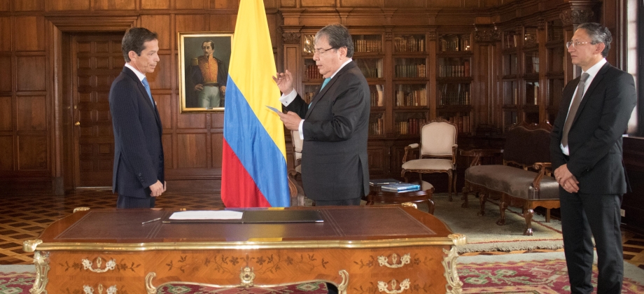 Ante el Canciller Carlos Holmes Trujillo, Felipe García Echeverri se posesionó como Embajador de Colombia ante Bélgica