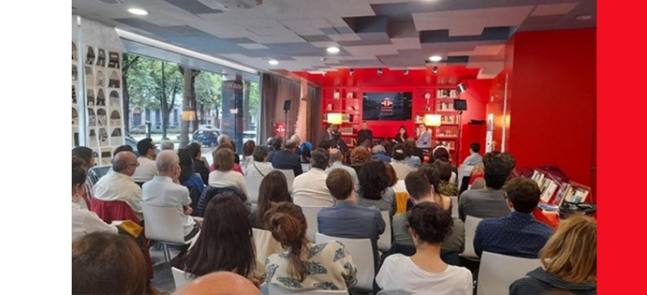 Conversación “Vivir para escribir; resistir, reimaginar” con Beatriz Helena Robledo y Laura Restrepo