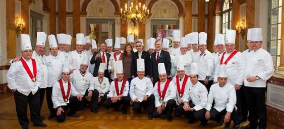 Rodrigo Rivera (centro), Embajador de Colombia en Bélgica, recibe al International Taste & Quality Institute de Bruselas. Foto: Embajada de Colombia en Bélgica.